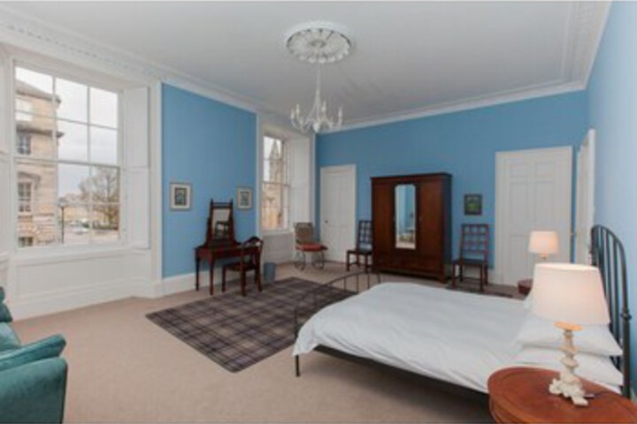 Spacious Elegant 4BR New Town Flat For 9