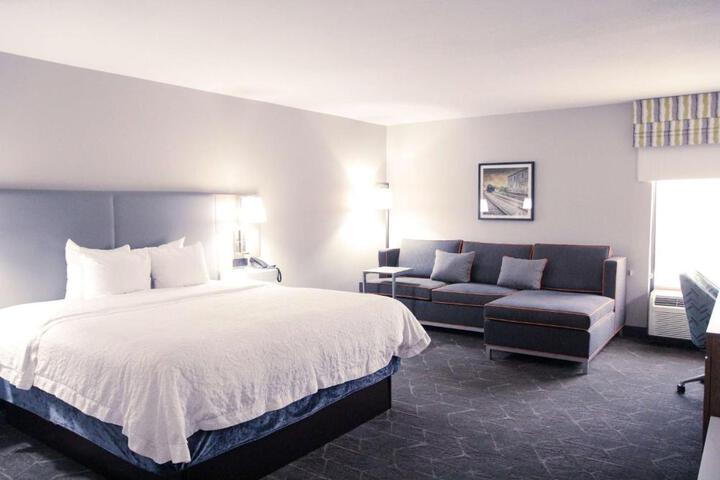 1 King Bed (5 of 10)