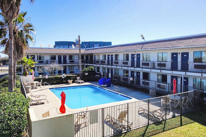 Pool Hotel