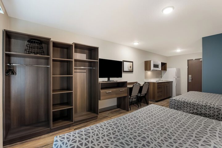1 Queen Bed (25 of 32)