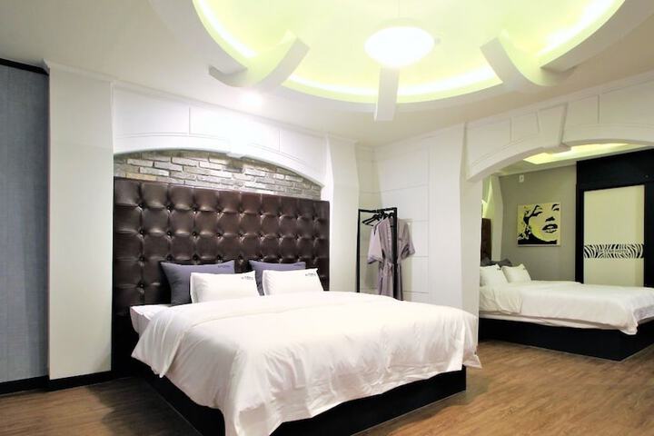 Room 10 of 49