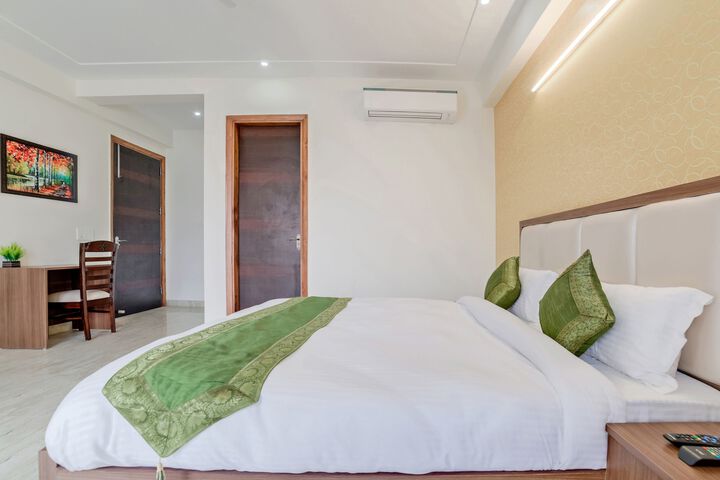 Room 5 of 11