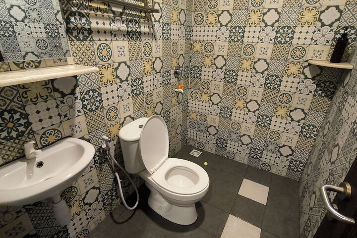 Room 7 of 12
