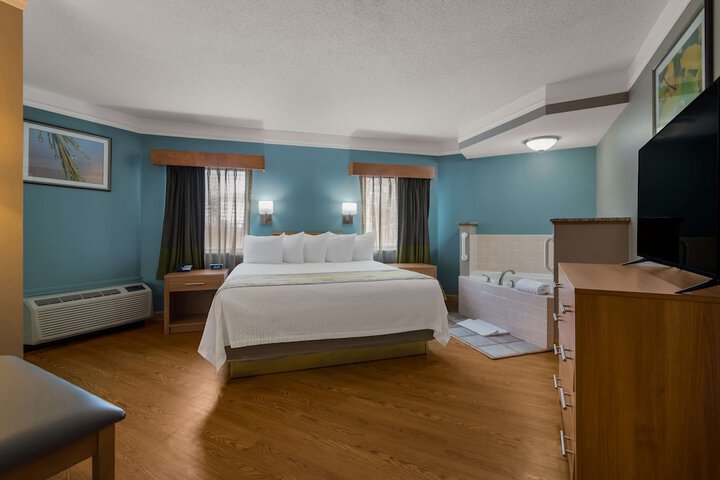 1 King Bed Business Plus Room, Microwave, Refrigerator Full Breakfast (33 of 36)