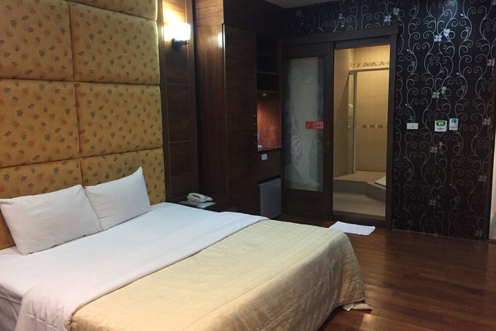 Room 4 of 79