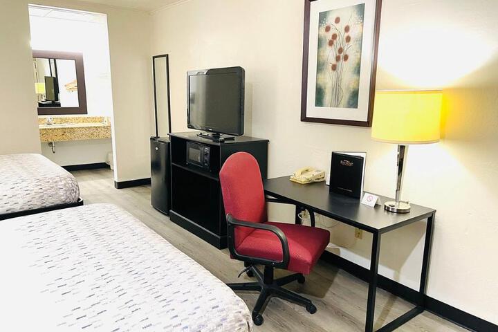 1 Queen Bed (4 of 10)