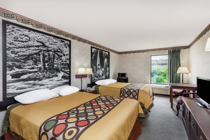 2 Queen Beds (1 of 7)