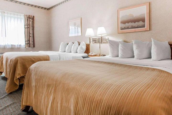1 Queen Bed (4 of 5)