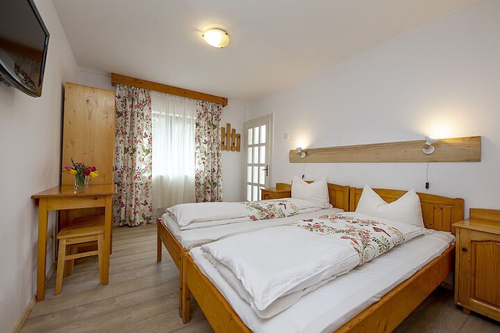 Room 4 of 9