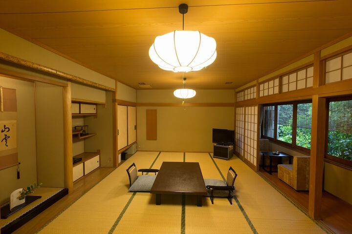 Room 8 of 99