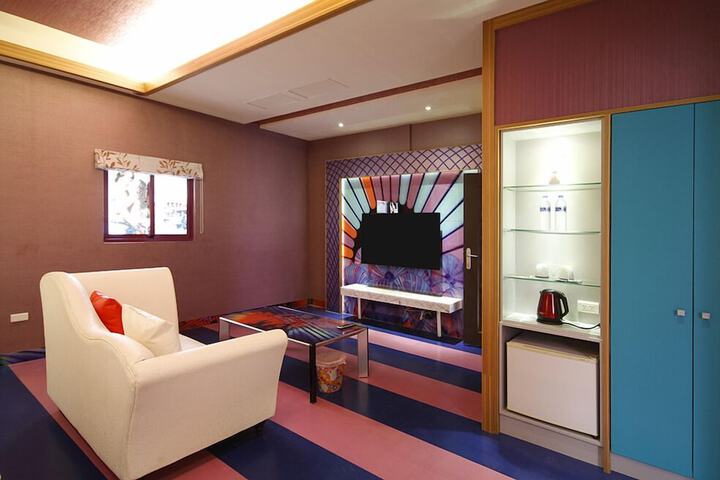 Room 5 of 33