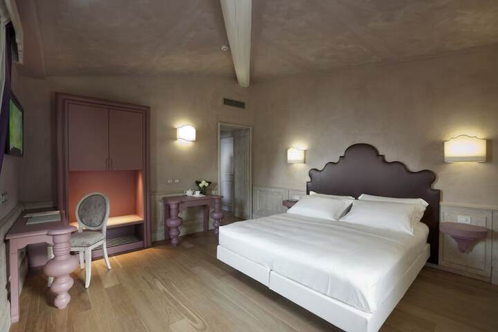 Room 9 of 71