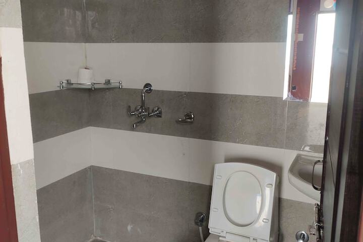 Room 16 of 28
