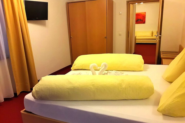 Room 28 of 83
