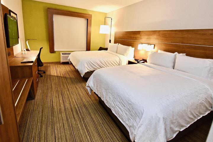 2 Queen Beds Hearing Accessible (8 of 15)