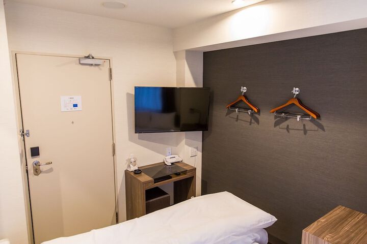 Room 7 of 33