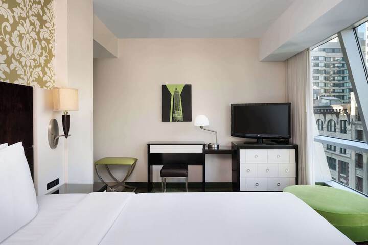 1 King Bed WiFi (2 of 15)