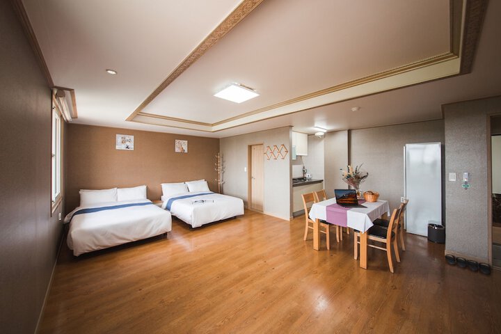 Room 10 of 80