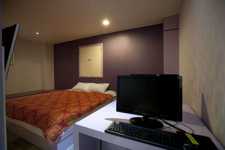 Room 9 of 77
