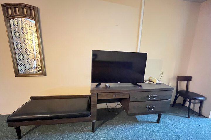 1 King Bed (2 of 7)