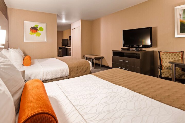 2 Queen Beds Microwave and Refrigerator WiFi Full Breakfast (4 of 11)