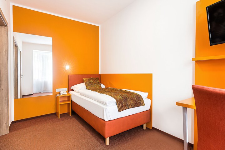 Room 5 of 133