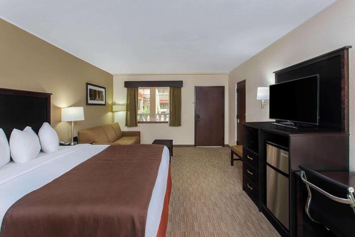 1 King Deluxe Room (15 of 15)