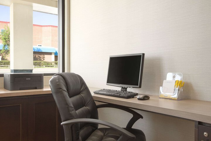 Business Center 15 of 18