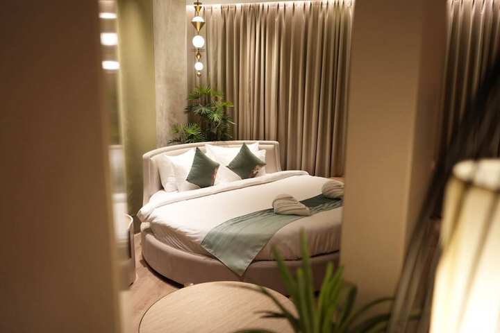 Room 4 of 9