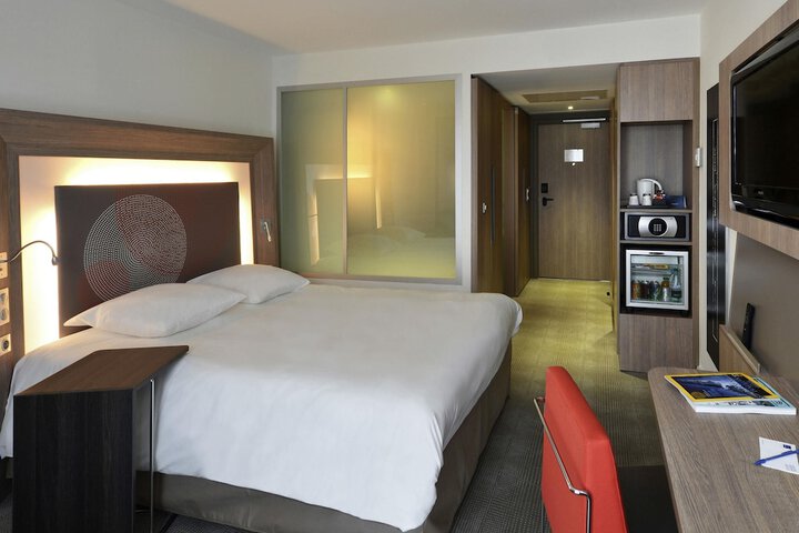 Room 15 of 98