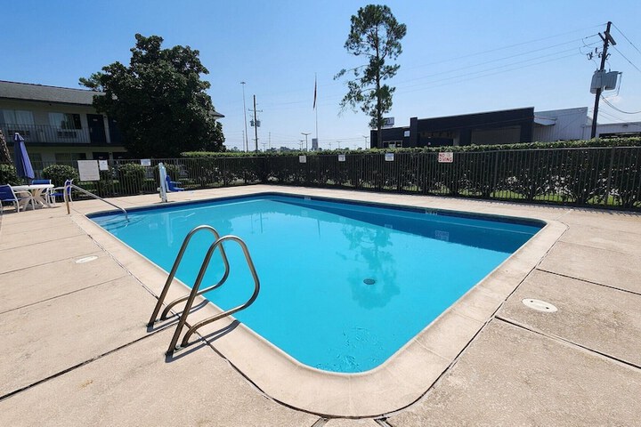 Pool 102 of 125