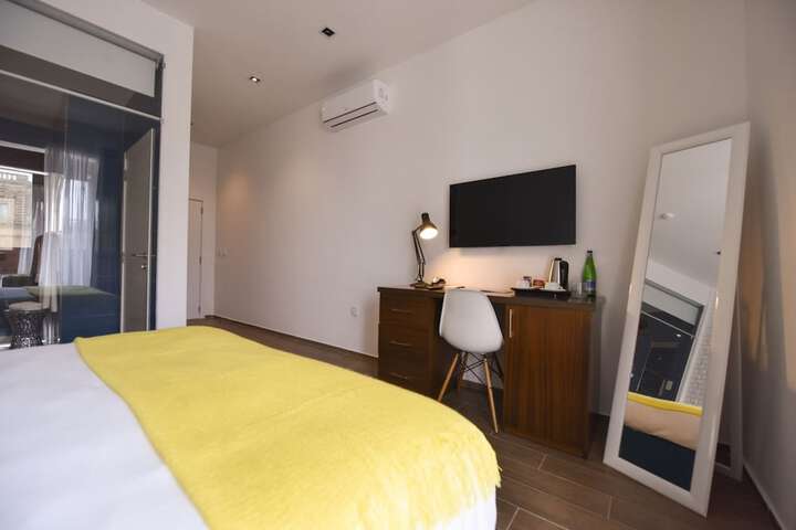 Room 19 of 38