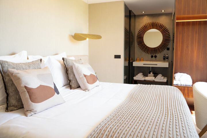 Room 21 of 102