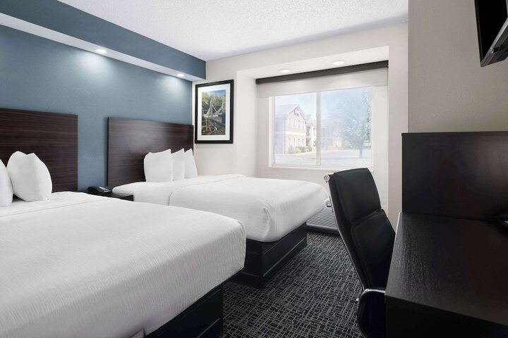2 Double Beds (3 of 6)