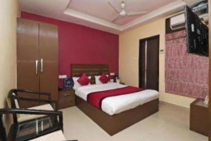 Room 3 of 8