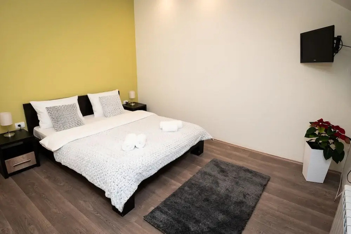 Room 4 of 16