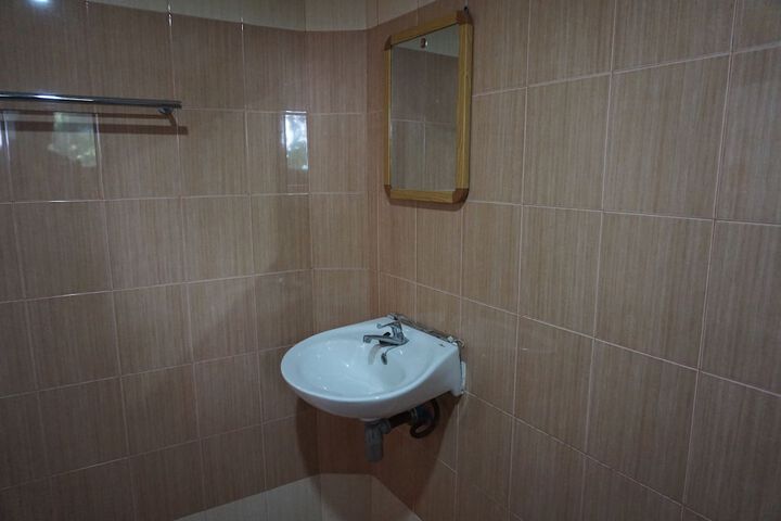 Room 32 of 38