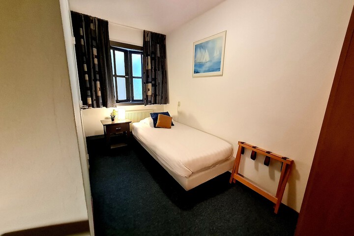 Room 2 of 76