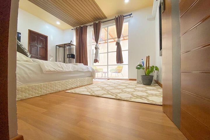 Room 5 of 16
