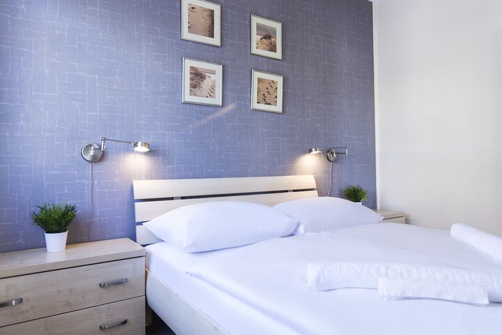 Room 9 of 42