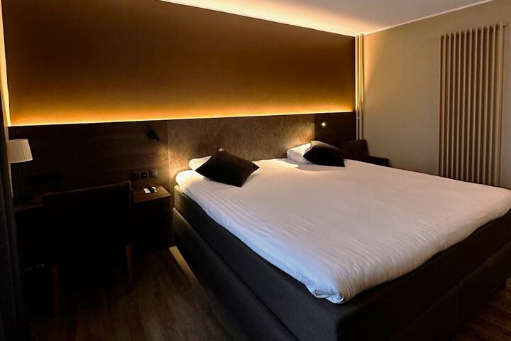 Room 12 of 77