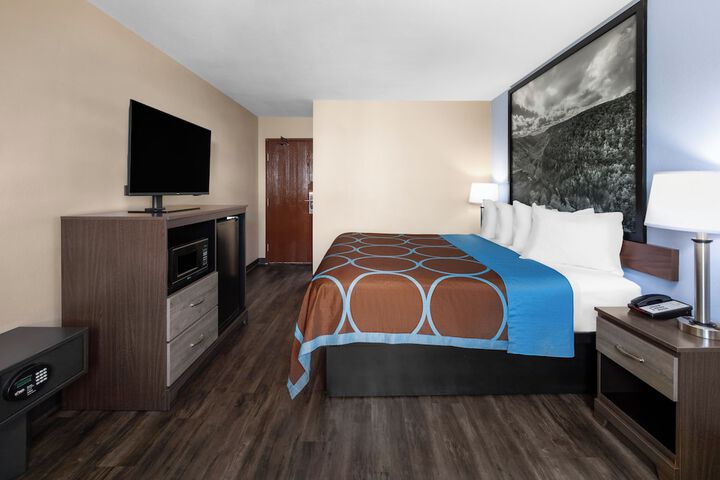 1 King Bed (10 of 11)