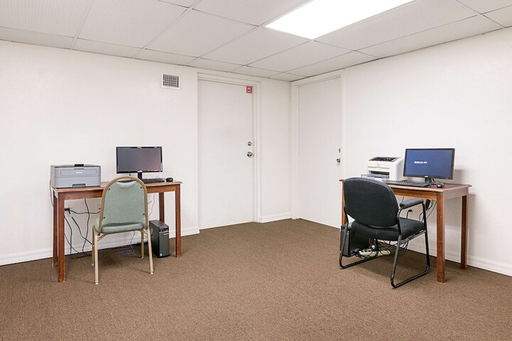 Business Center 25 of 29