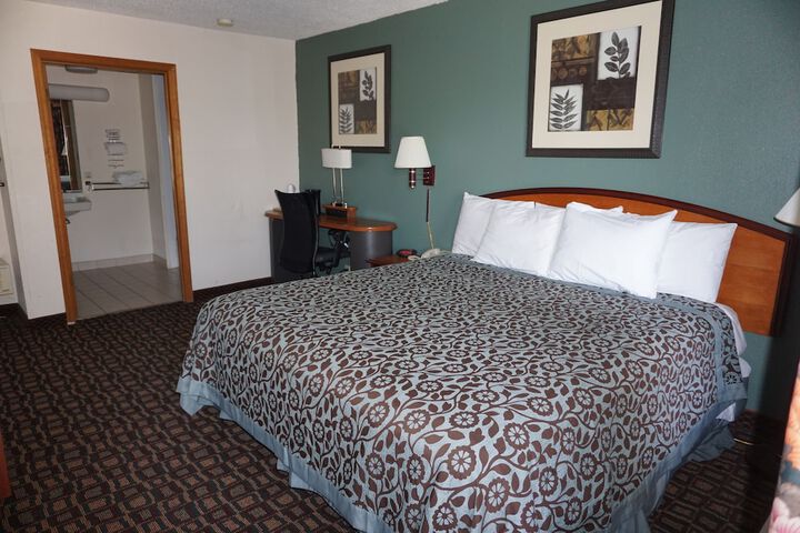 1 King Bed (3 of 13)