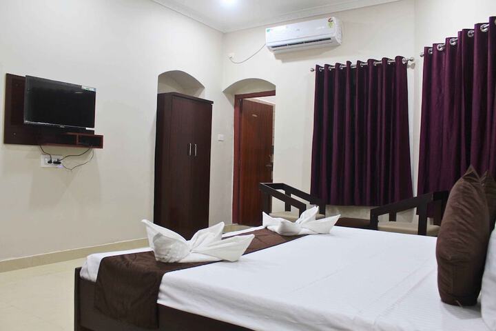 Room 6 of 12