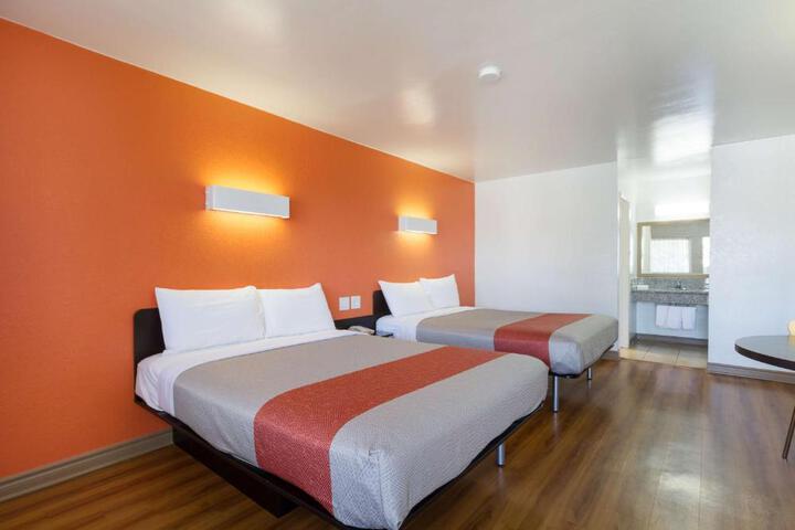 2 Queen Beds (9 of 9)