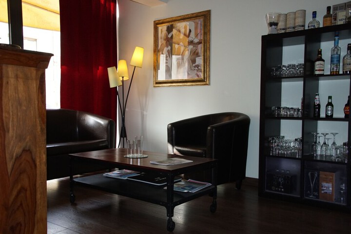 Lounge 25 of 35
