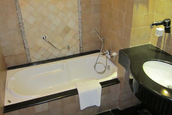 Room 4 of 33