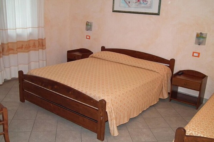 Room 6 of 24
