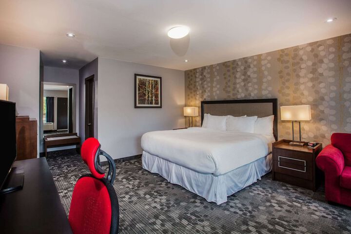 1 King Bed Lakeside (9 of 9)